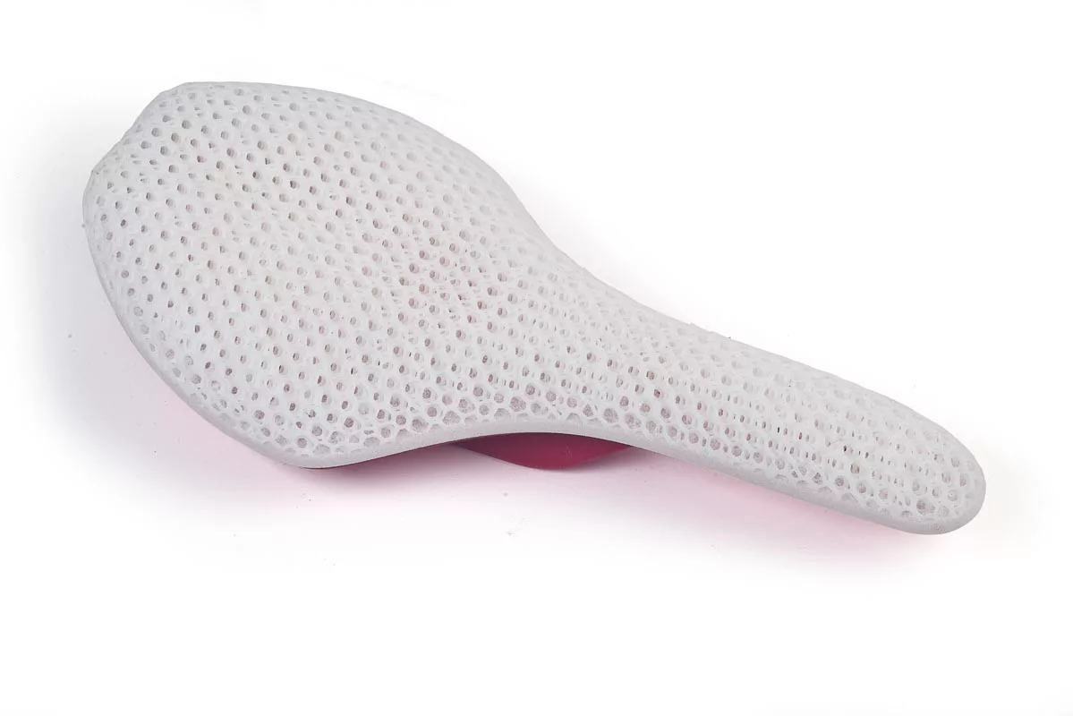 Fahrradsattel mit unterschiedlich harten Meshbereichen